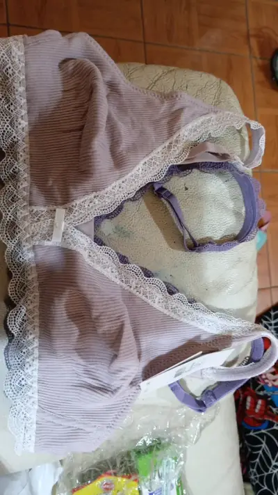 Sostén lila con encaje blanco - miniatura 1