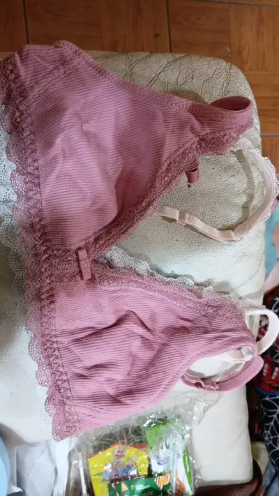 Sostén lila con encaje blanco - miniatura 4