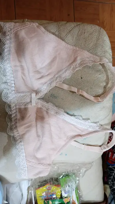 Sostén lila con encaje blanco - miniatura 5