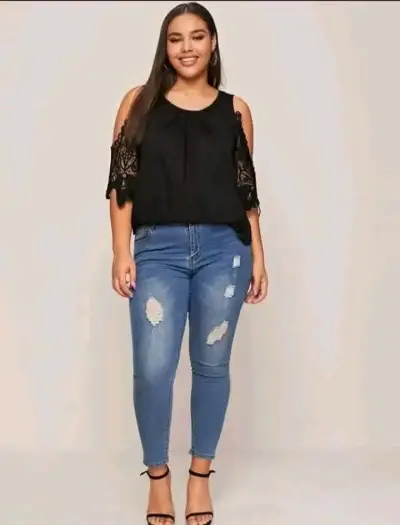 Blusa negra con encaje en mangas - miniatura 2