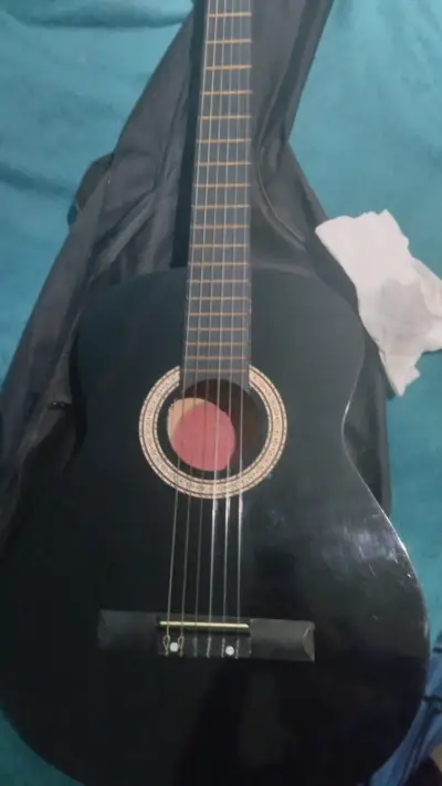 Guitarra acústica negra con funda - miniatura 1
