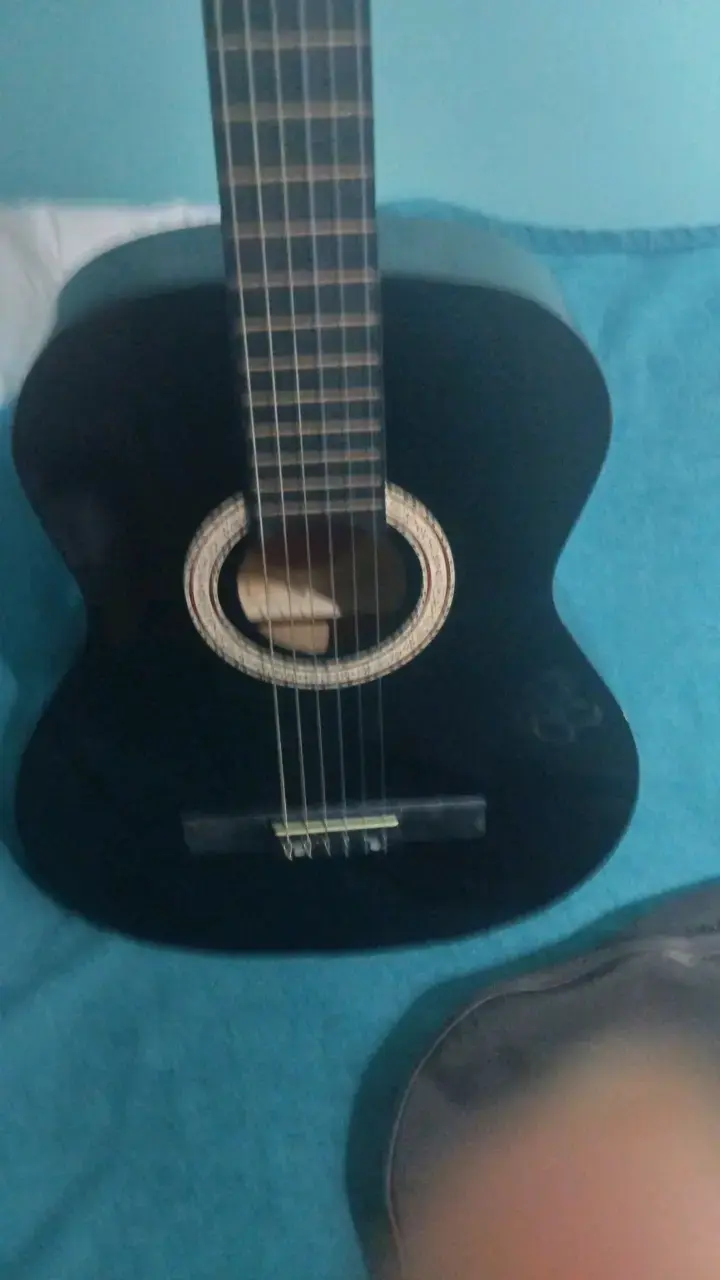 Guitarra acústica negra con funda - 2