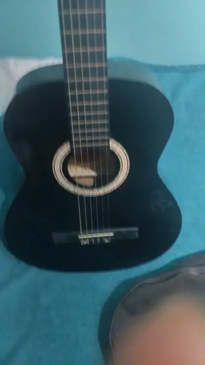 Guitarra acústica negra con funda - miniatura 2