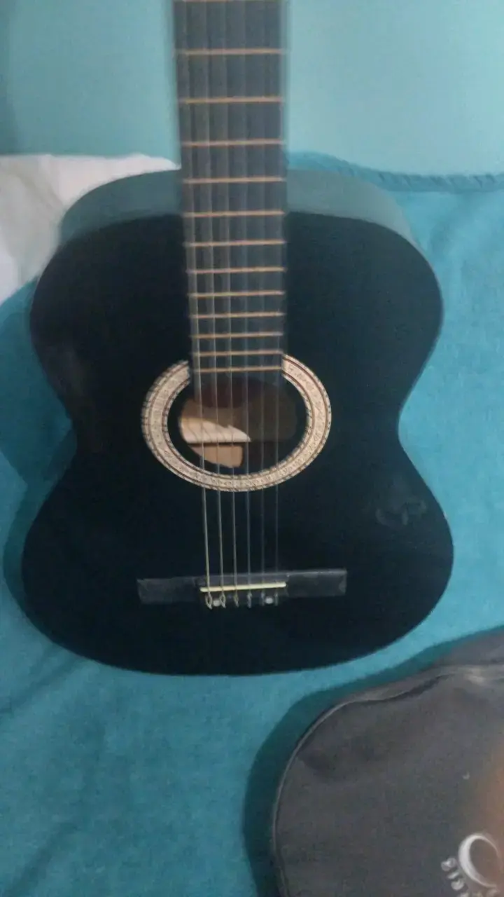 Guitarra acústica negra con funda - 3