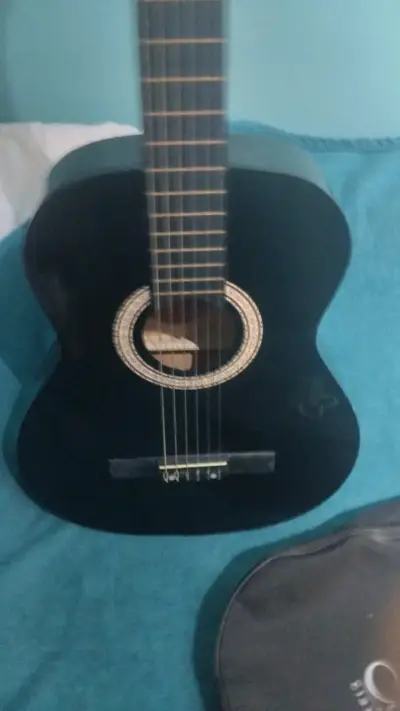 Guitarra acústica negra con funda - miniatura 3