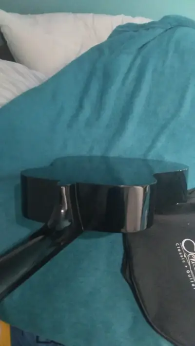 Guitarra acústica negra con funda - miniatura 4