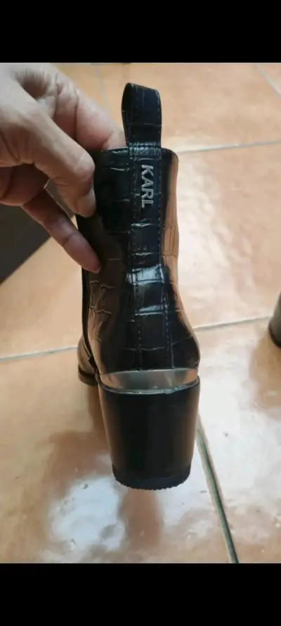 Botines de cuero negros con textura - miniatura 2