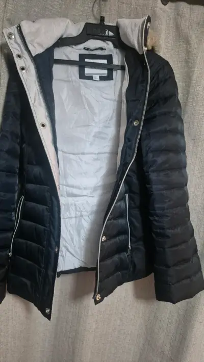 Chaqueta acolchada azul marino con capucha - miniatura 1