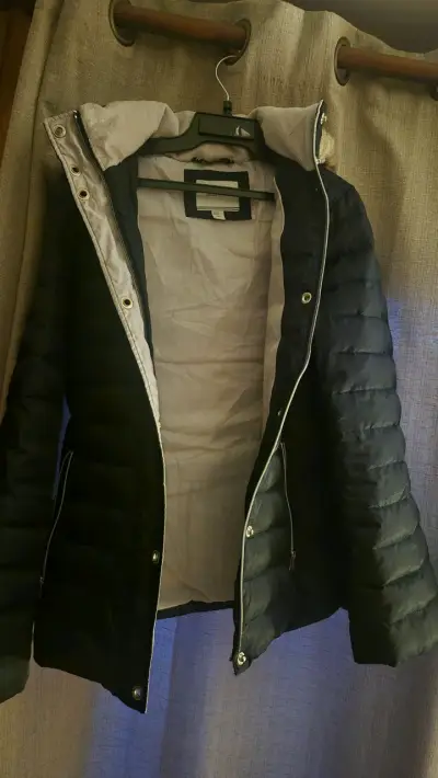 Chaqueta acolchada azul marino con capucha - miniatura 2