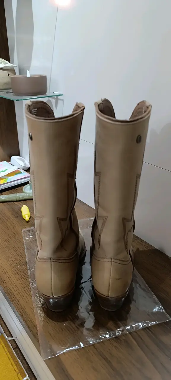 Botas vaqueras de cuero beige con diseño - 3