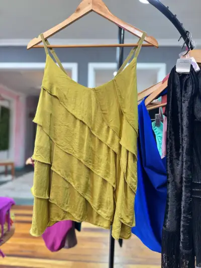 Blusa de tirantes con volantes verde - miniatura 1