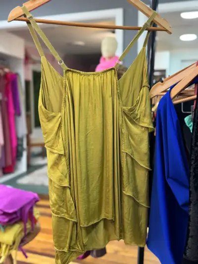 Blusa de tirantes con volantes verde - miniatura 2