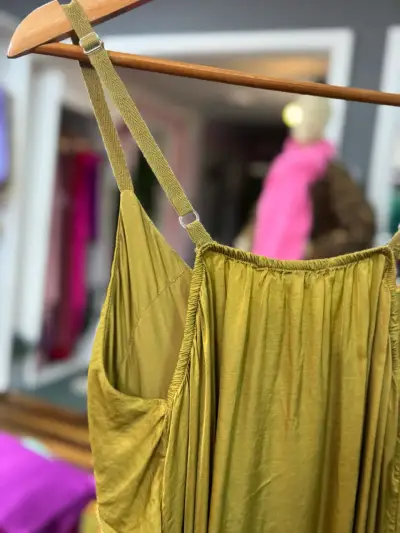 Blusa de tirantes con volantes verde - miniatura 3