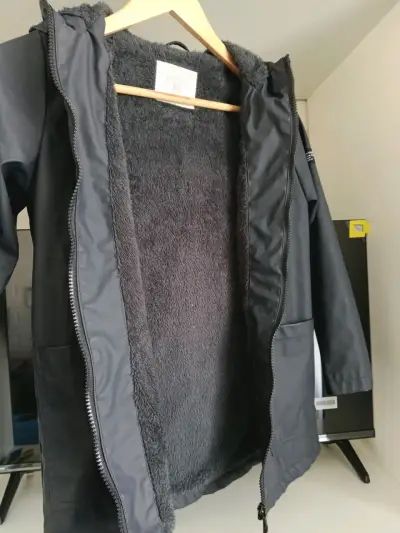 Parka negra engomada con forro de peluche - miniatura 1
