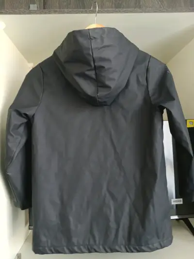 Parka negra engomada con forro de peluche - miniatura 2