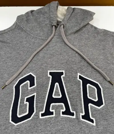 Polerón con capucha GAP gris melange - miniatura 2