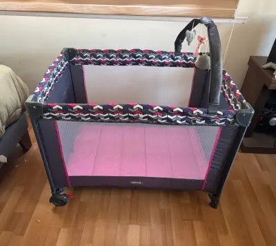 Cuna corral plegable con diseño colorido - miniatura 1