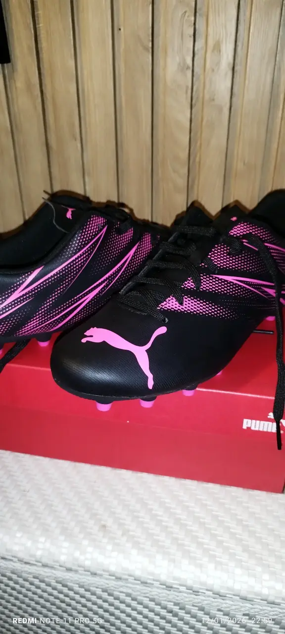 Botines de fútbol Puma negros y rosados - 3