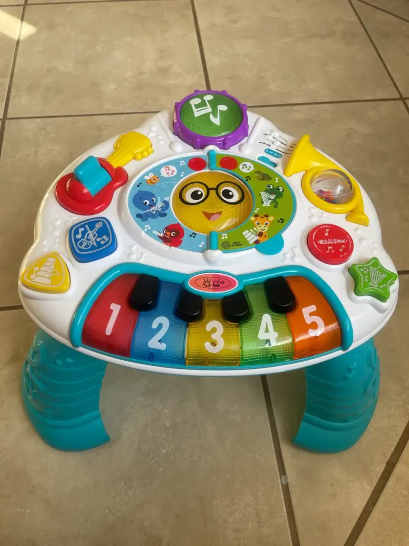 Mesa de actividades musical para niños