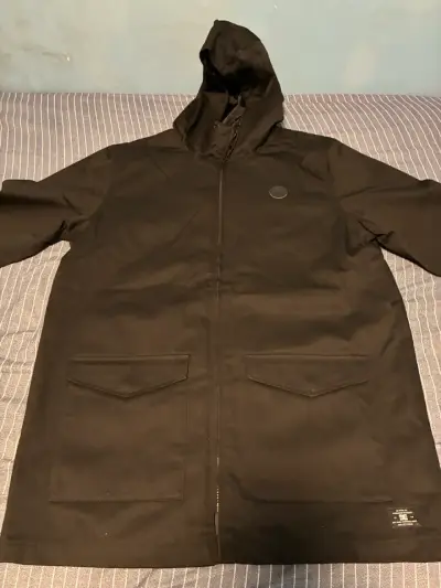 Chaqueta dc shoes negra con capucha para hombre - miniatura 1