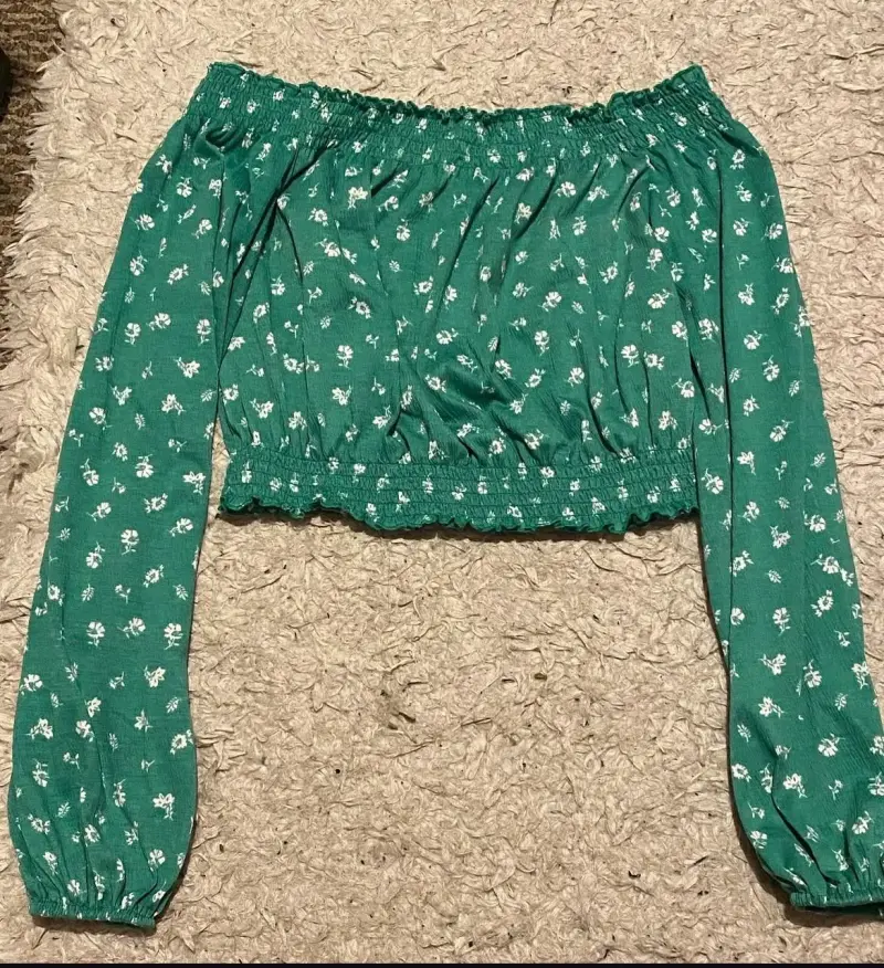 Blusa verde con estampado floral