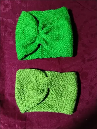 Gorro de lana azul con pompon - miniatura 2