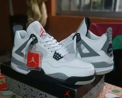 Jordan retro 4 White Cement - miniatura 1