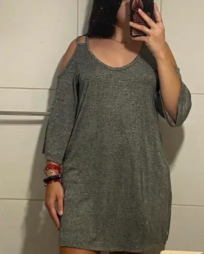 Vestido suelto gris con hombros descubiertos - miniatura 1
