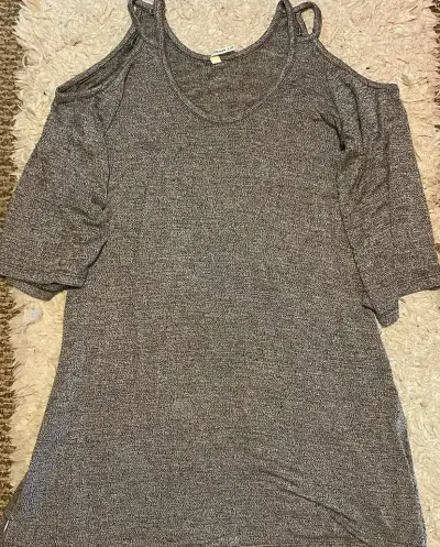 Vestido suelto gris con hombros descubiertos - miniatura 2