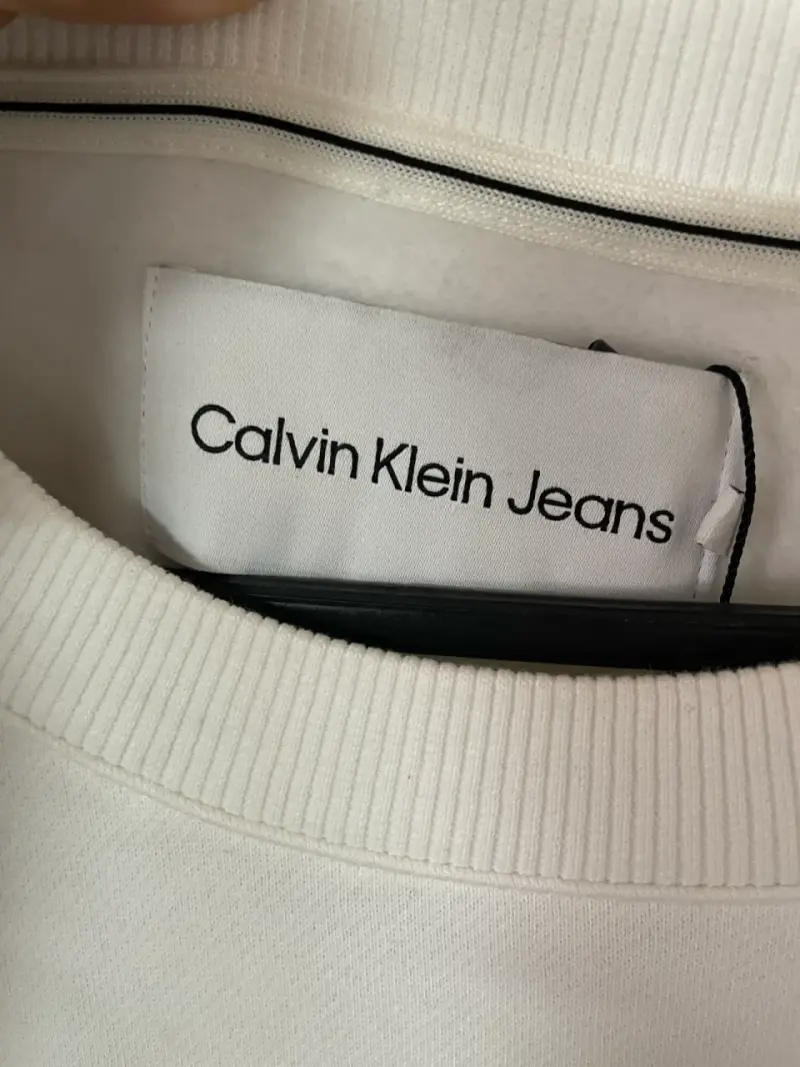 Polerón blanco Calvin Klein con logo - 2
