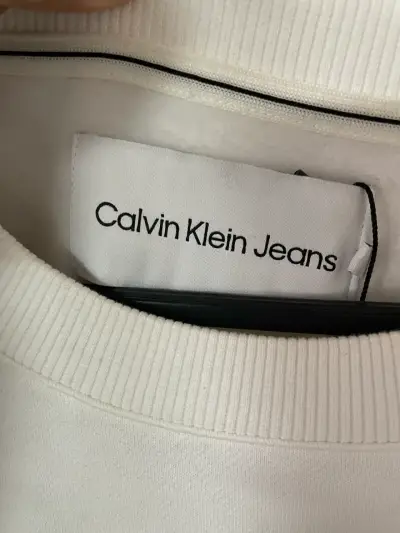 Polerón blanco Calvin Klein con logo - miniatura 2