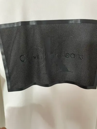 Polerón blanco Calvin Klein con logo - miniatura 4