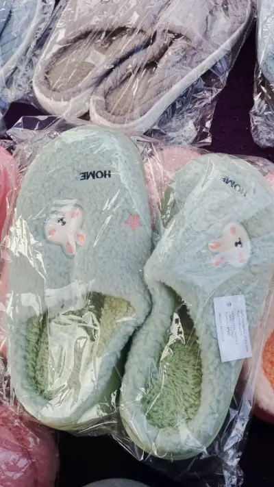 Pantuflas de felpa verde con diseño de conejo - miniatura 1