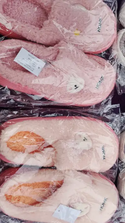 Pantuflas de felpa verde con diseño de conejo - miniatura 3