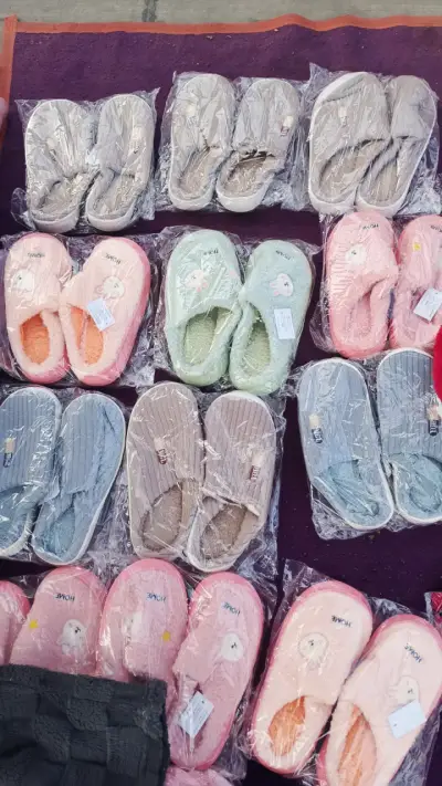 Pantuflas de felpa verde con diseño de conejo - miniatura 4
