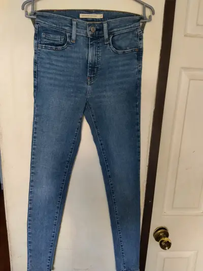Jeans ajustados azul claro para mujer - miniatura 1