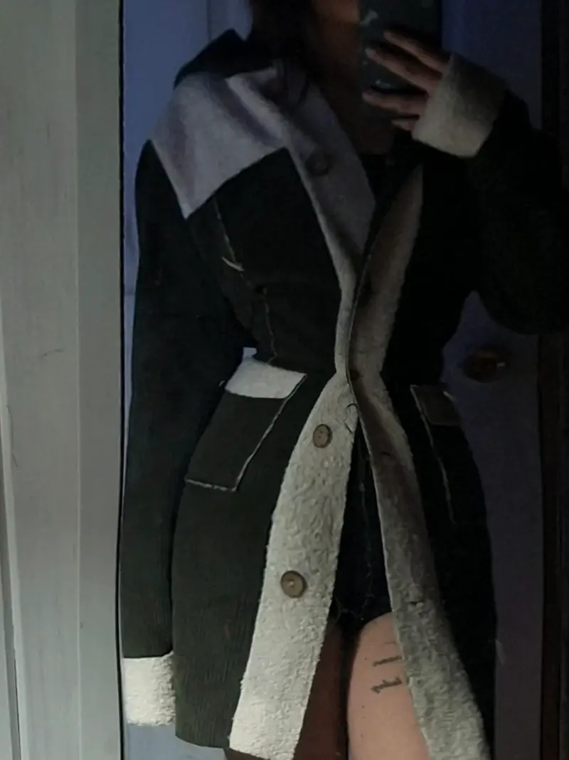 Abrigo de lana con botones y diseño moderno