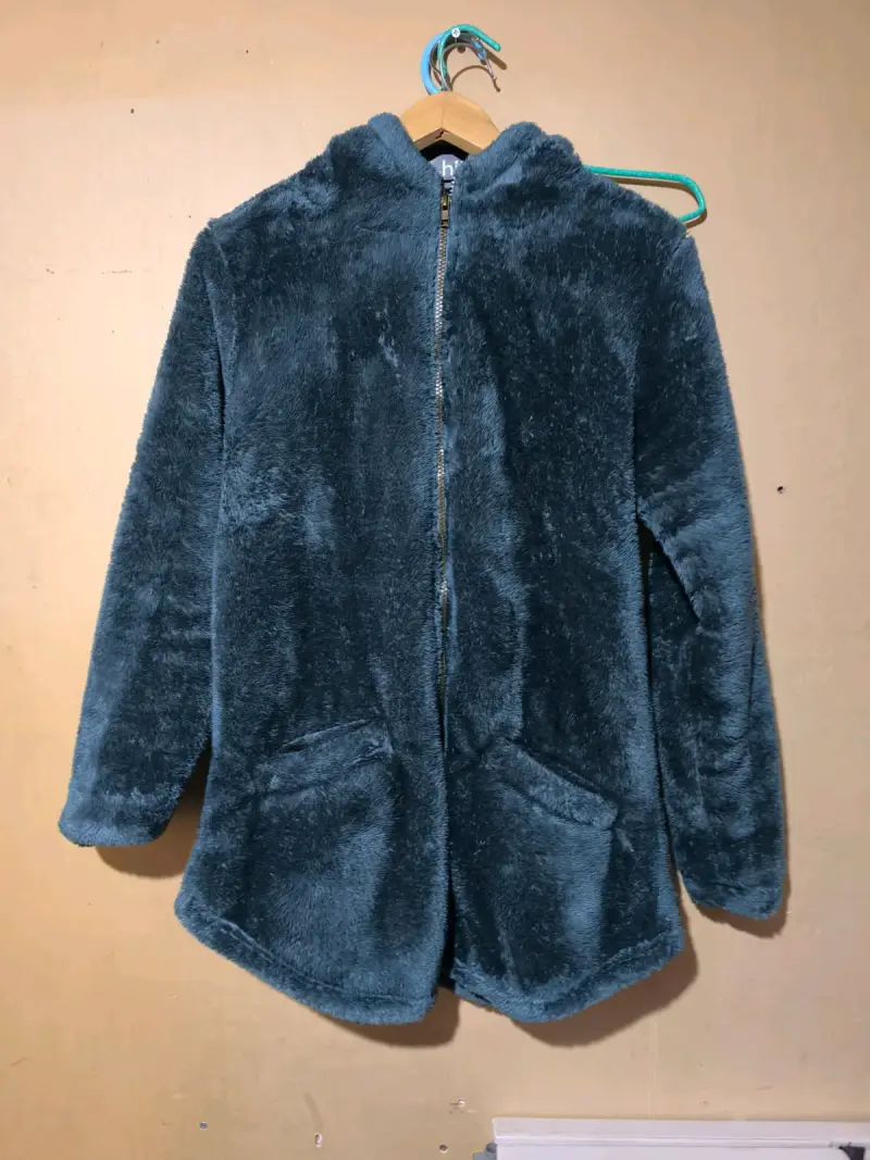 Abrigo de peluche azul con capucha