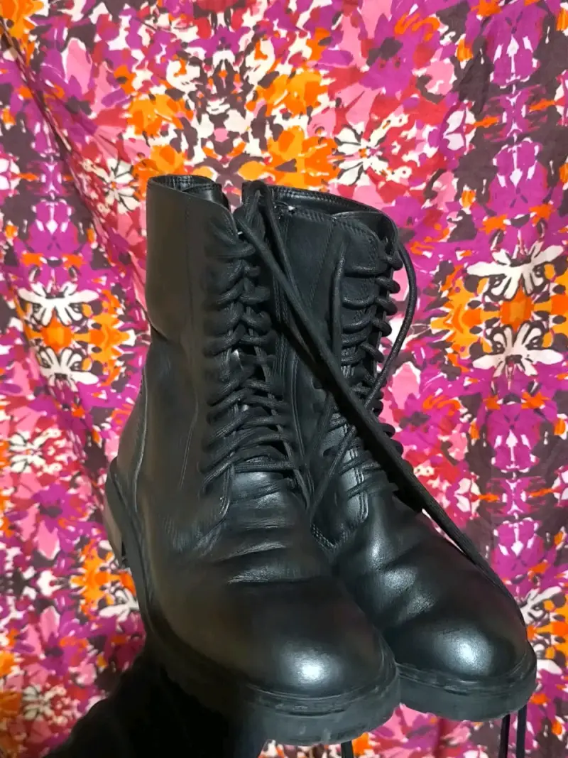 Botas negras de cuero con cordones