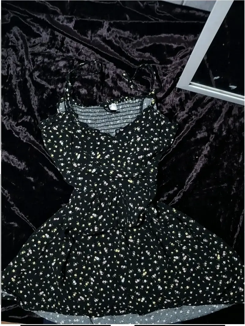Vestido floral negro con tirantes