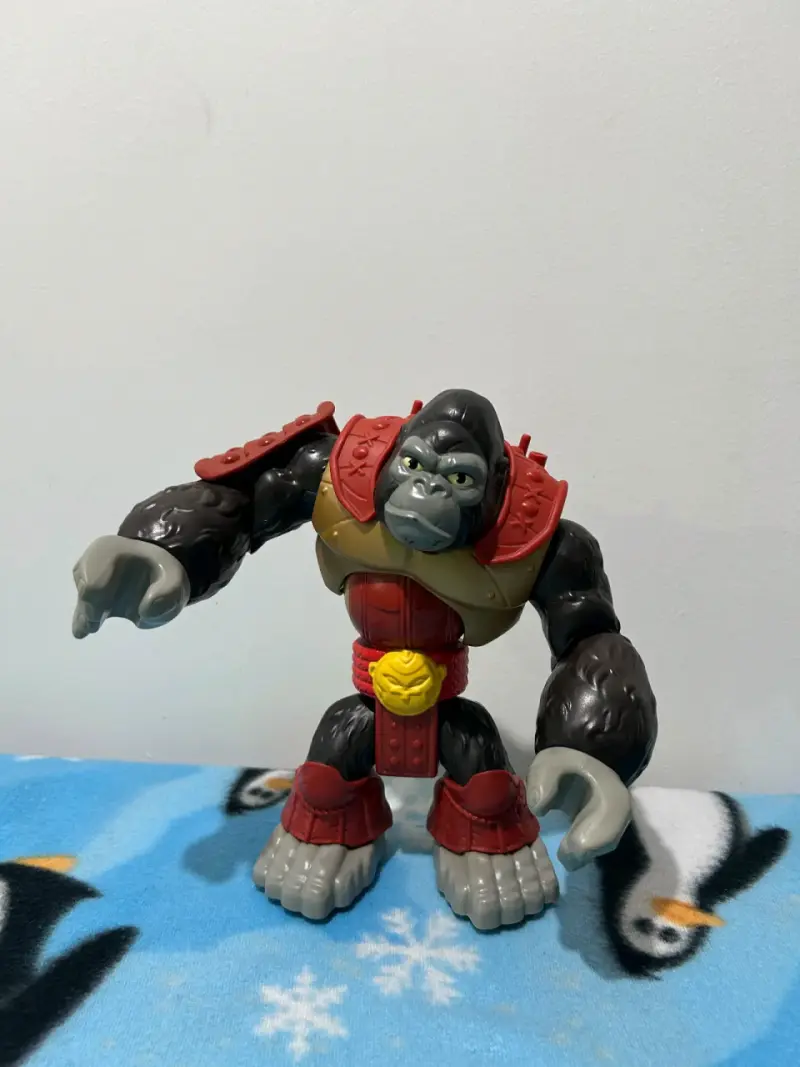 Figura de acción gorila armadura roja