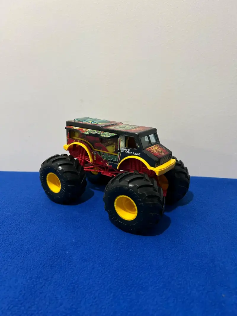 Camión Monster Truck de juguete colorido