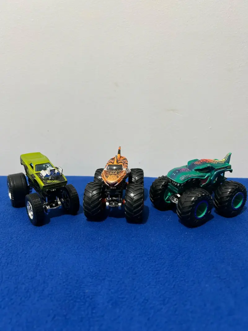 Set de 3 mini monster trucks de juguete