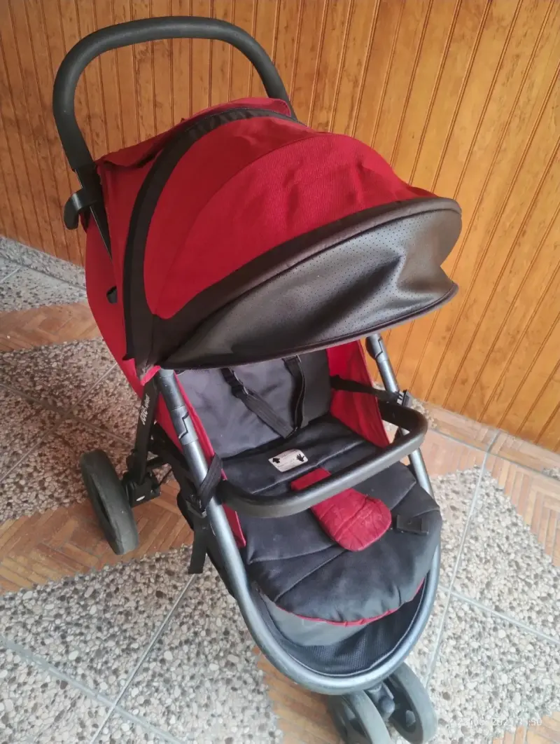 Coche de bebé rojo y negro en buen estado - 1