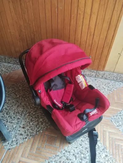Coche de bebé rojo y negro en buen estado - miniatura 3