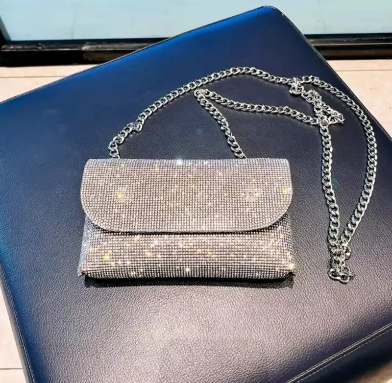 Cartera de mano con cristales brillantes