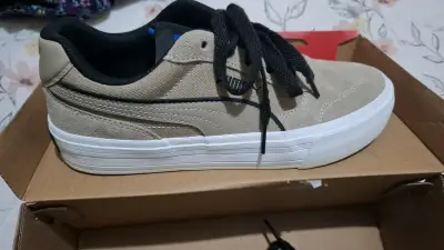 Zapatillas Puma beige y negras para hombre - miniatura 2
