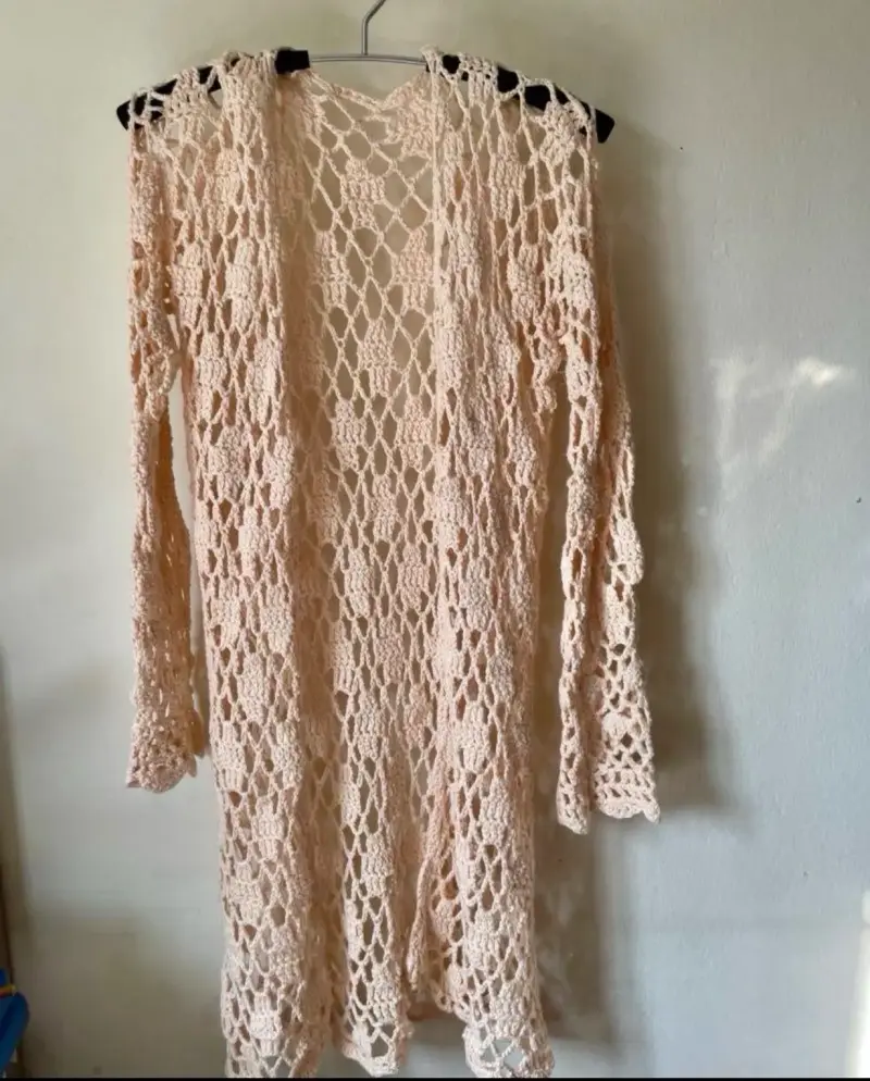 Cardigan de crochet beige para mujer