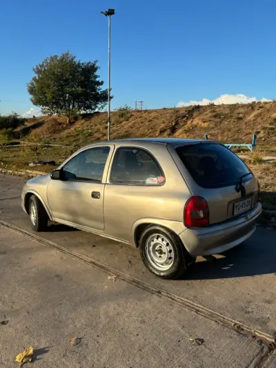 Auto Chevrolet Corsa 3 puertas - miniatura 1