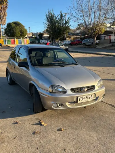 Auto Chevrolet Corsa 3 puertas - miniatura 4